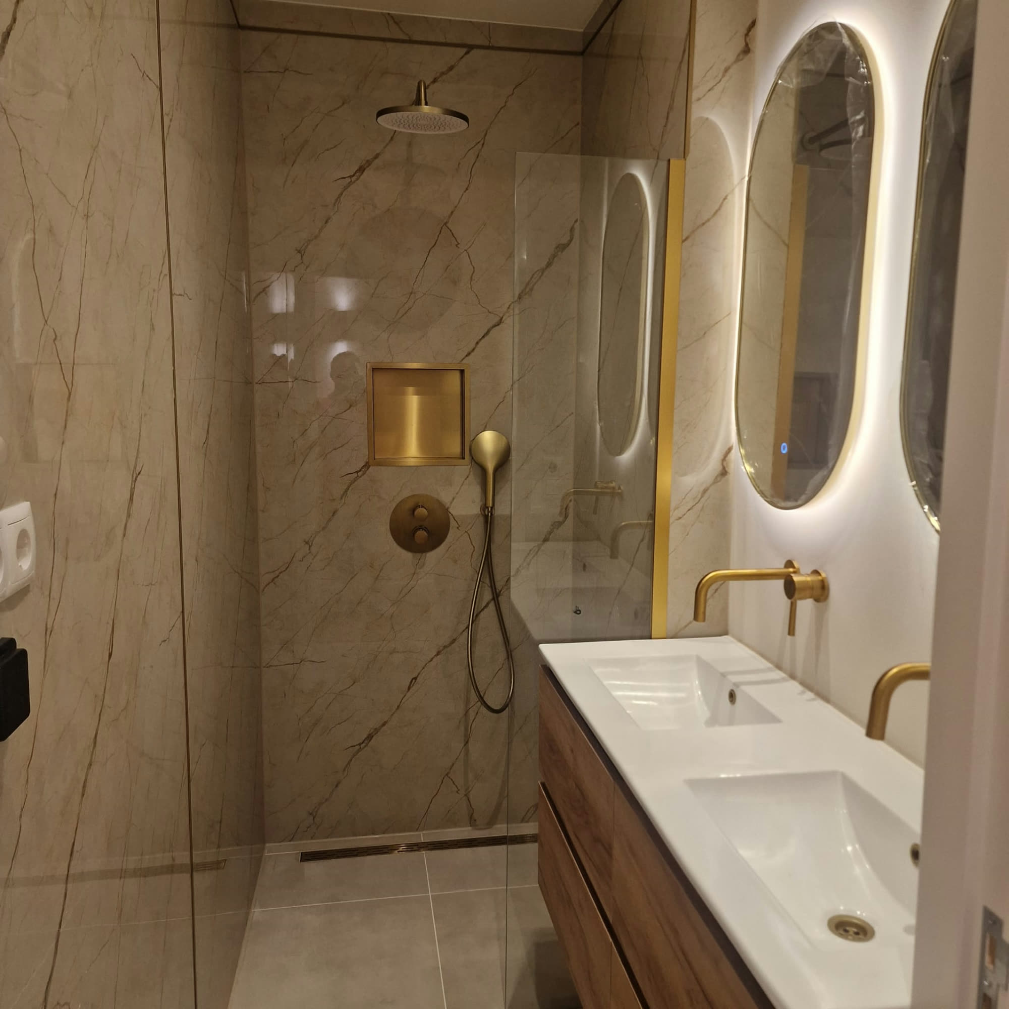 High-end renovatie Amsterdam — luxe marmeren badkamer