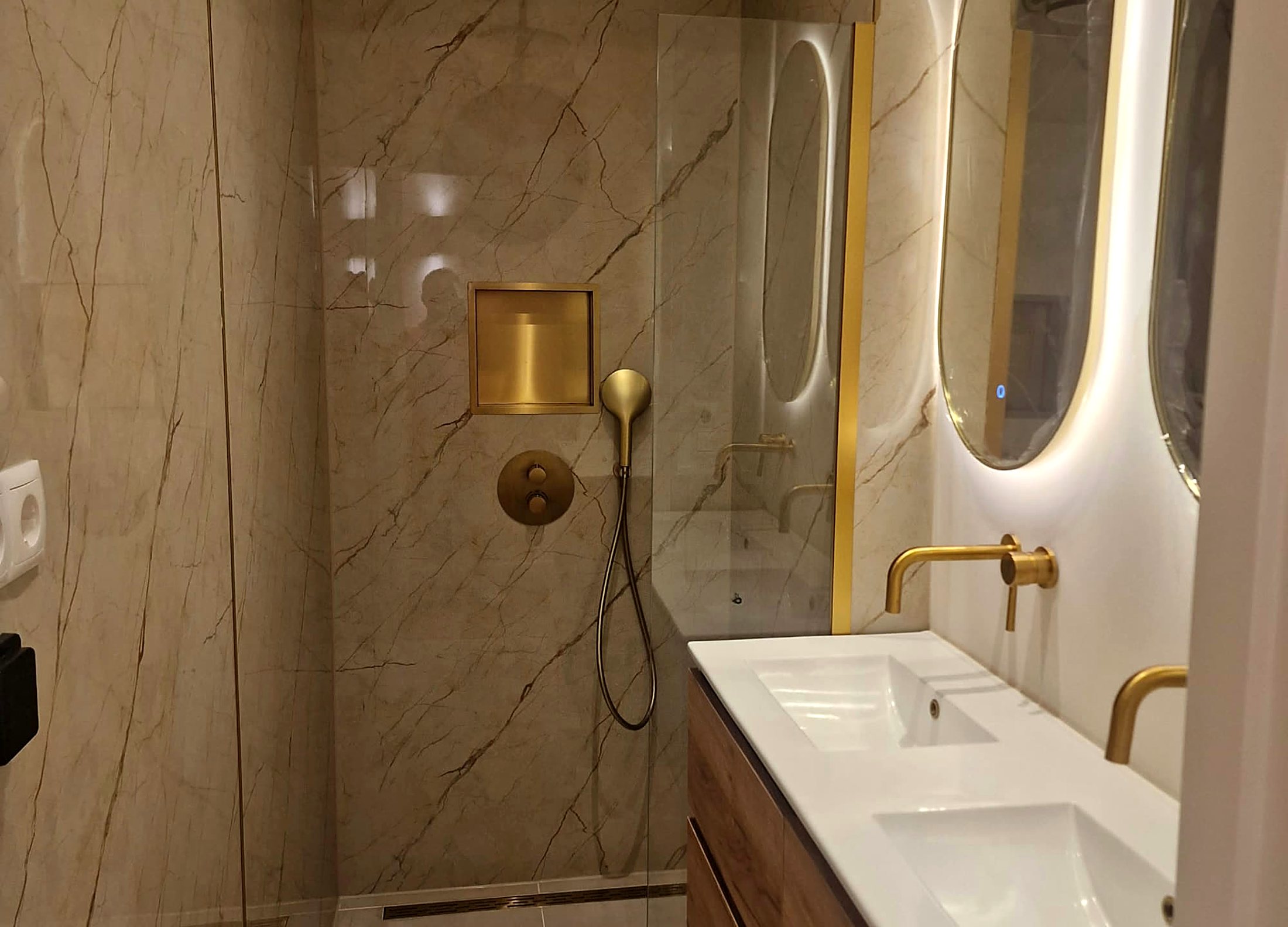 High-end renovatie Amsterdam — luxe marmeren badkamer
