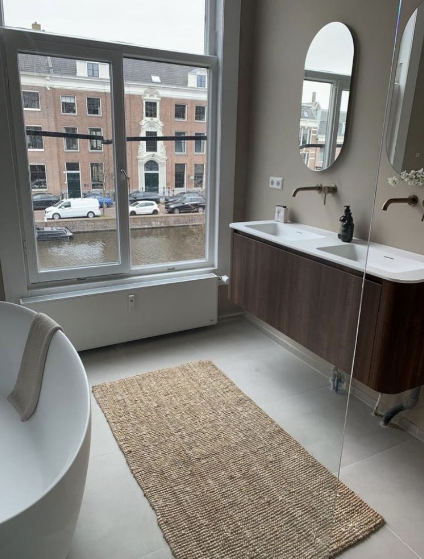 Amsterdamse badkamer met grachtzicht